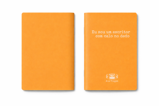 Caderno laranja merchandising da livraria calo no dedo com a frase "Eu sou um escritor com calo no dedo" na capa, de Ana Viegas