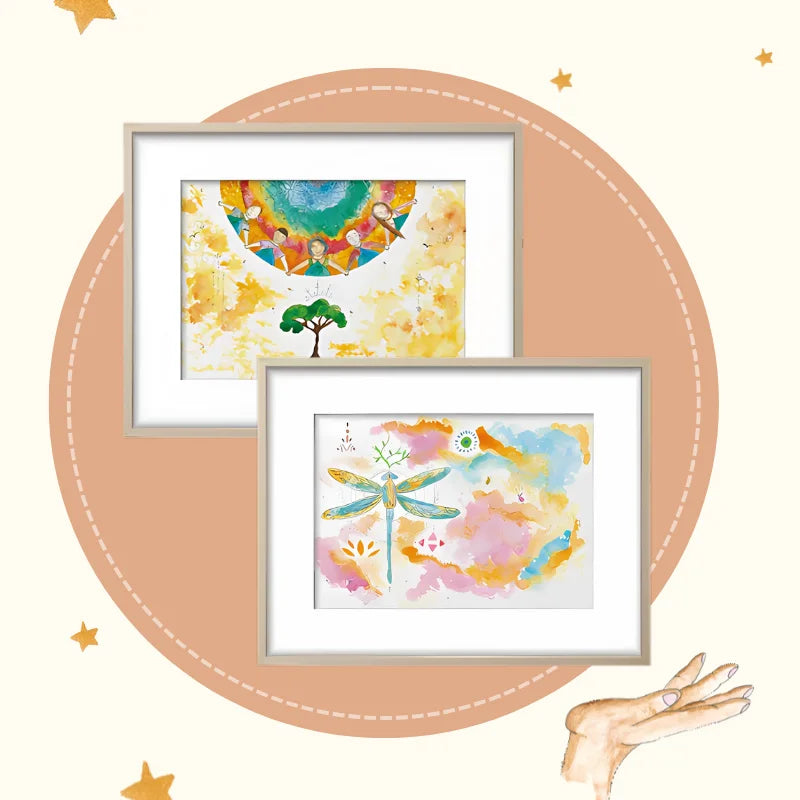 Duas ilustrações emolduradas com cores suaves e motivos da natureza.