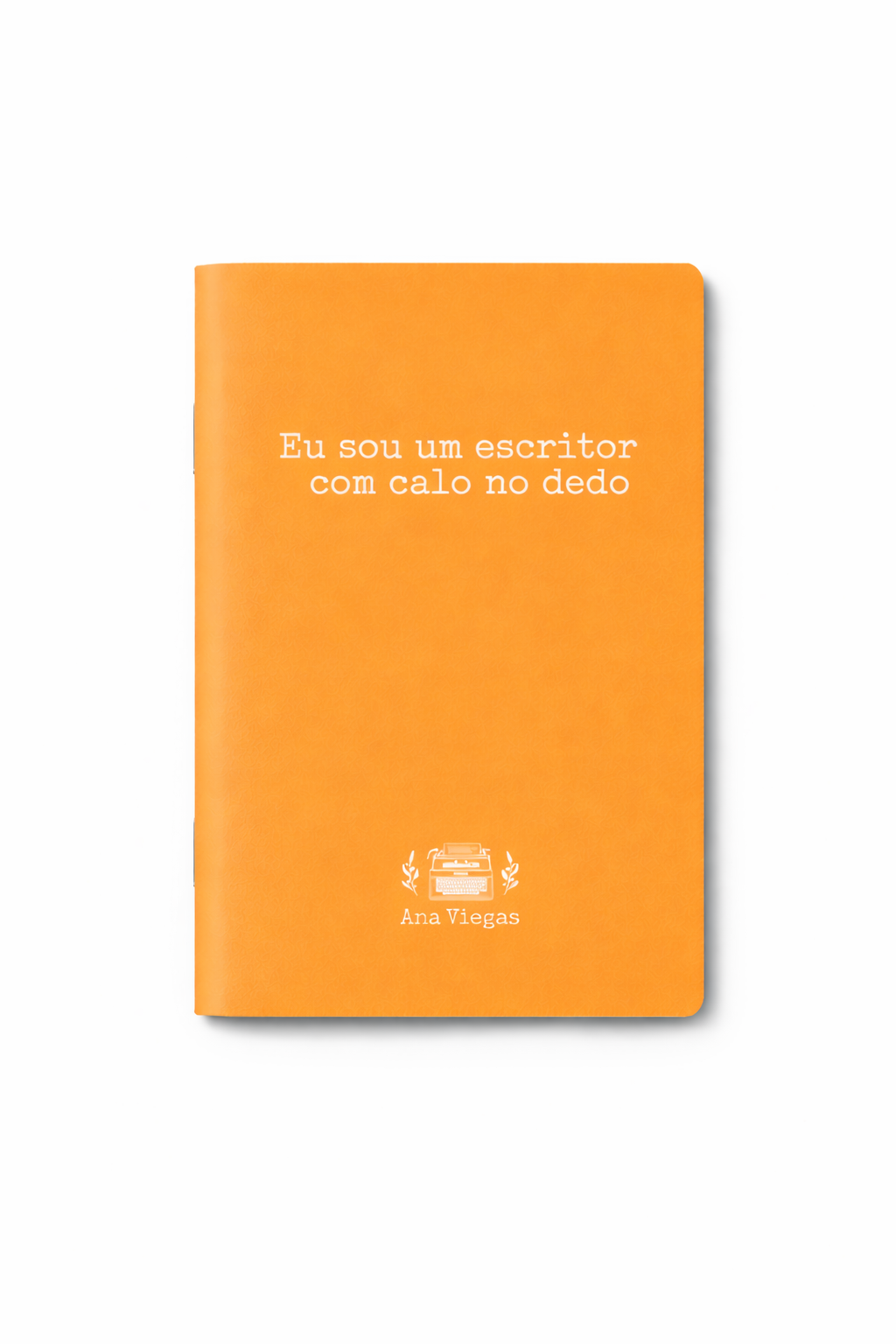 Capa do caderno laranja merchadising da livraria Calo no Dedo, com a frase "Eu sou um escritor com calo no dedo" de Ana Viegas